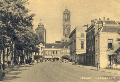 958 Gezicht op de Mariaplaats te Utrecht uit het westen met op de achtergrond de toren van de Buurkerk en de Domtoren.